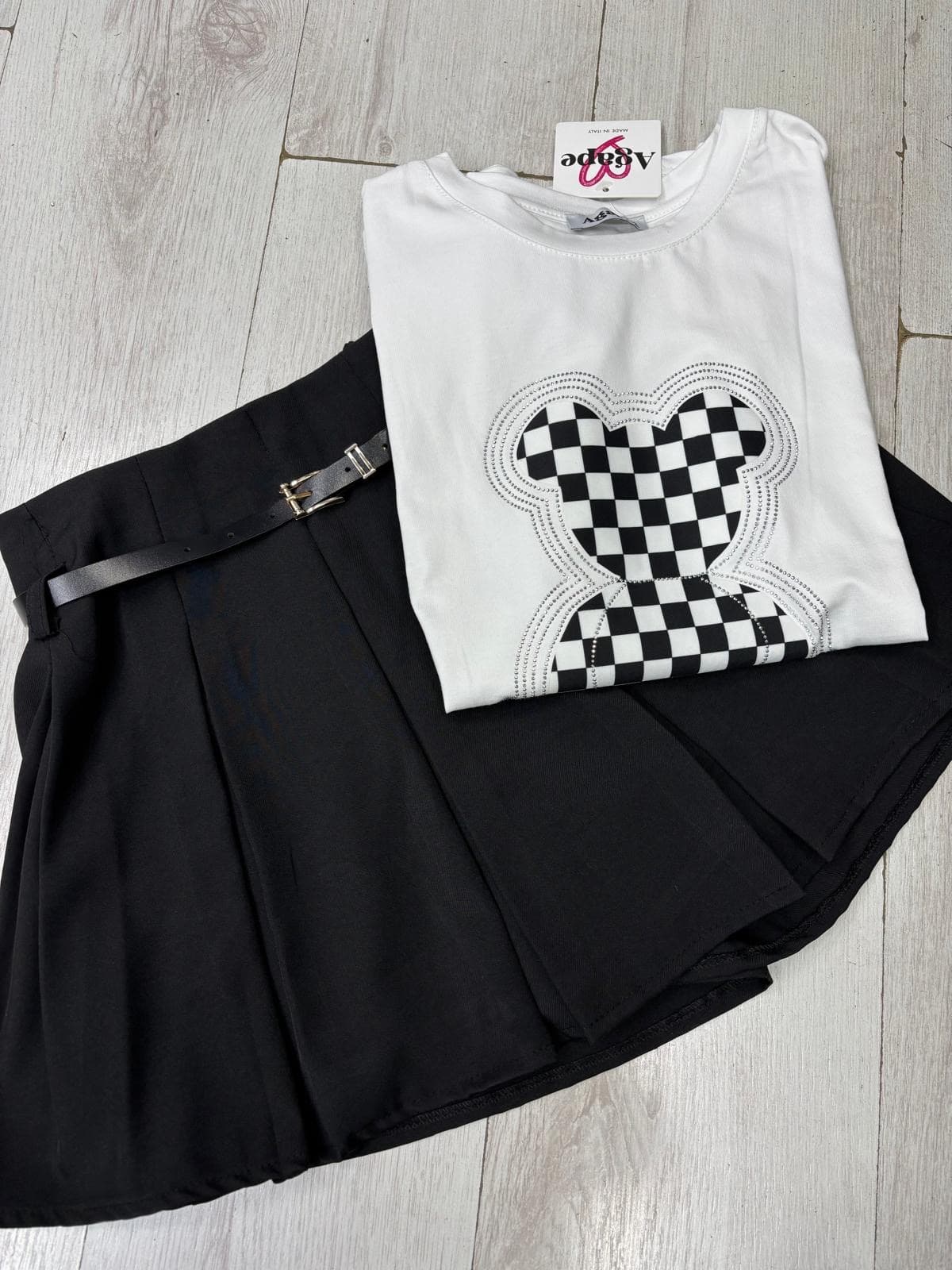 Set Outfit Casual și Elegant-Fusta Plisată + Tricou Grafic  - hover